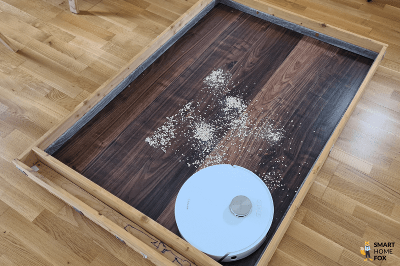 Dreame L20 Ultra убирает овсяные хлопья с твердого пола во время теста.